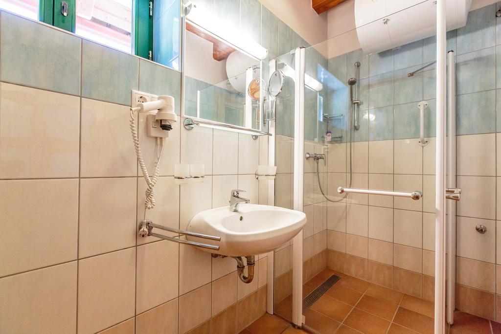 Oereghegyi Apartman Vindornyalak Rum bild